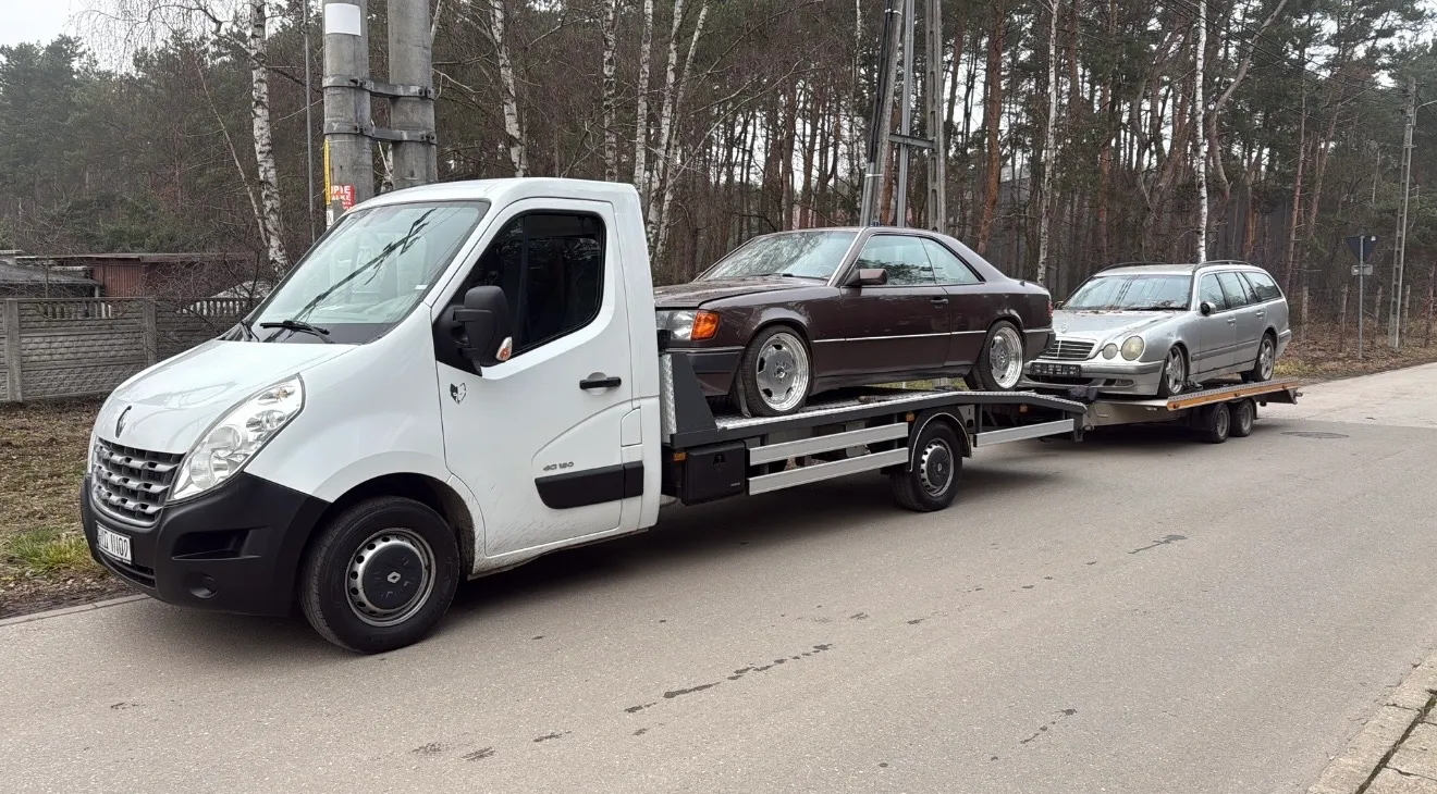 Starszy samochód odebrany lawetą po sprzedaży
