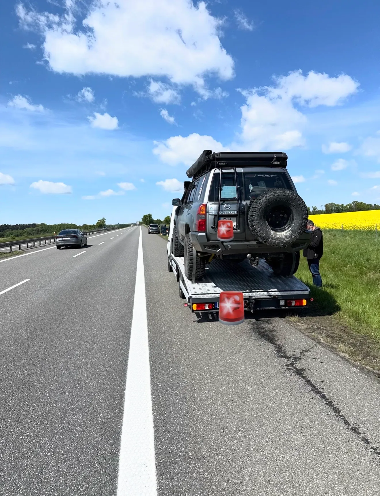 Laweta Skup Aut i Pomoc Drogowa Syców z samochodem na trasie S8