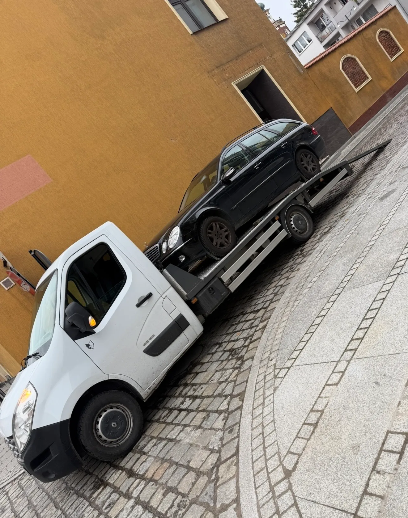 Załadunek kupionego samochodu na platformę