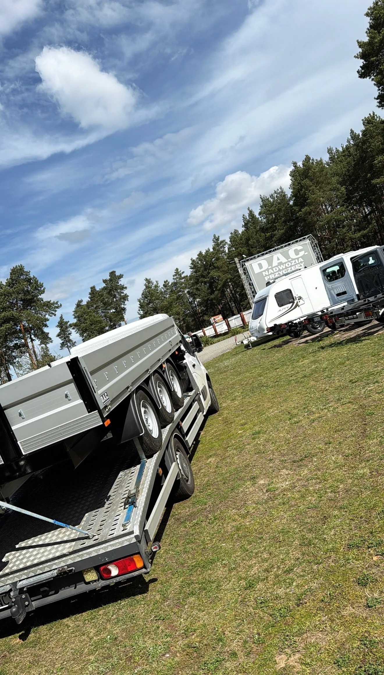 Przyczepa transportowa gotowa do załadunku